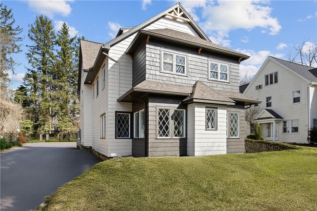 property at 90 Stoneleigh Ct