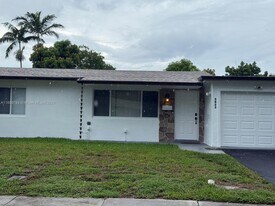 5023 SW 93rd Ave in Cooper City, FL - Building Photo