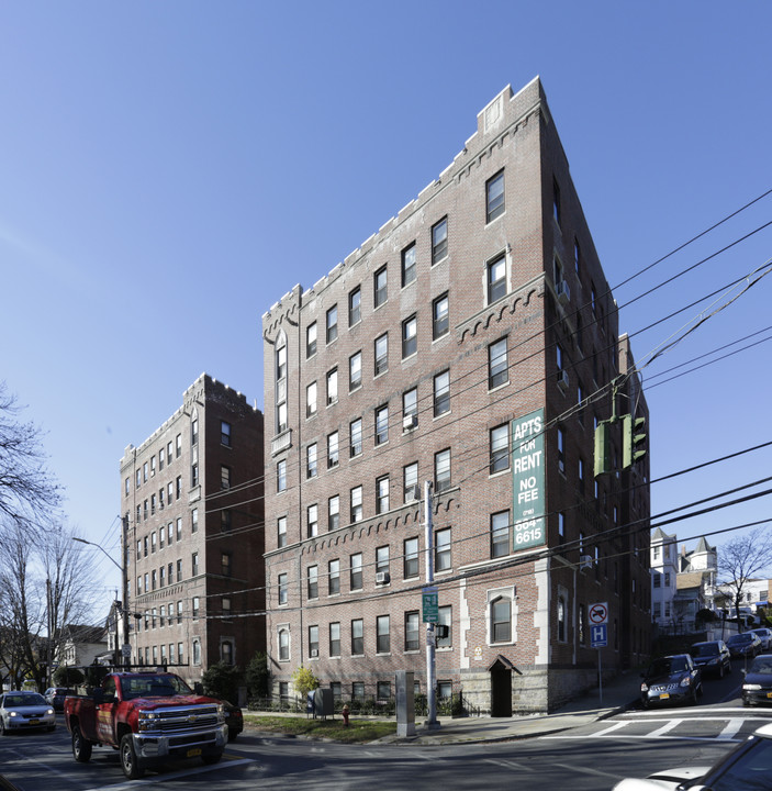 541 Bronx River Parkway in Yonkers, NY - Building Photo