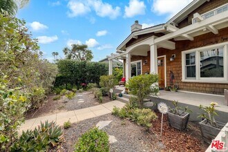 933 Venezia Ave in Los Angeles, CA - Building Photo - Building Photo