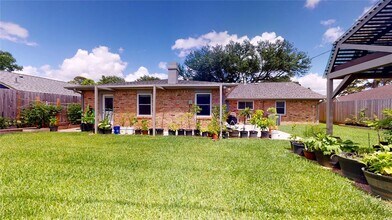 3011 Larknolls Ln in Houston, TX - Building Photo - Building Photo
