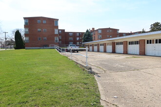 Sterling Manor Apartments in Sterling, IL - Building Photo - Building Photo