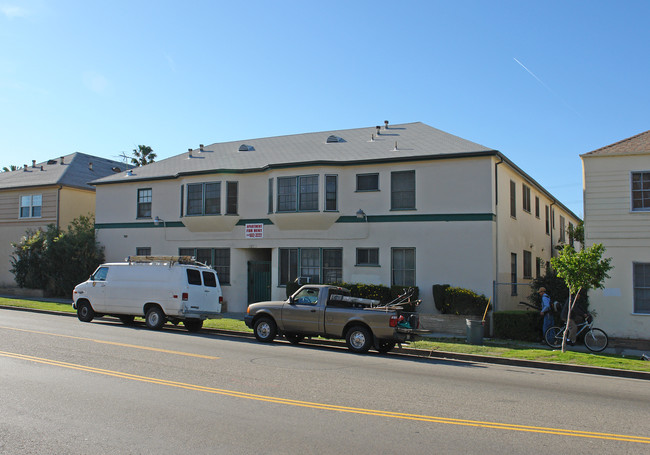 1215 S Fairfax Ave in Los Angeles, CA - Foto de edificio - Building Photo