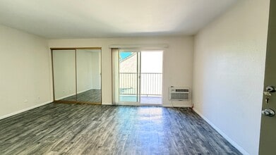 5027 Guava Ave, Unit 214 in La Mesa, CA - Building Photo - Building Photo