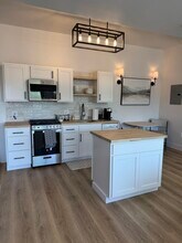 245 Country Hills Ln, Unit Remodeled Bright Cottage in Arroyo Grande, CA - Building Photo - Building Photo