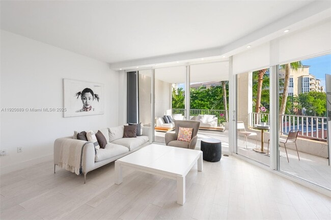 715 Crandon Blvd in Key Biscayne, FL - Building Photo - Building Photo