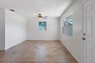 4559 33rd Ave N in St. Petersburg, FL - Building Photo - Building Photo