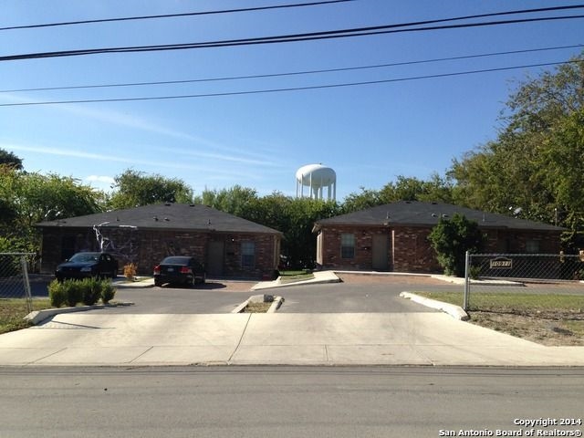 10911 Baltic St in San Antonio, TX - Foto de edificio