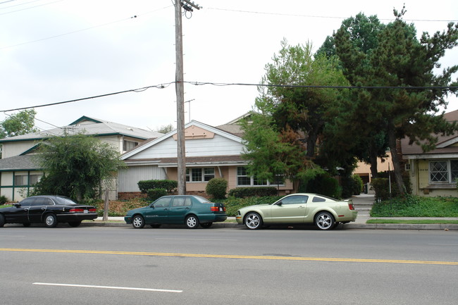 18032 Burbank Blvd in Encino, CA - Building Photo - Building Photo