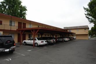 Dee Apartments in Fremont, CA - Foto de edificio - Building Photo