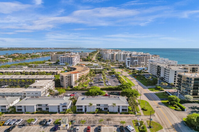 4201 S Ocean Blvd in South Palm Beach, FL - Building Photo - Building Photo