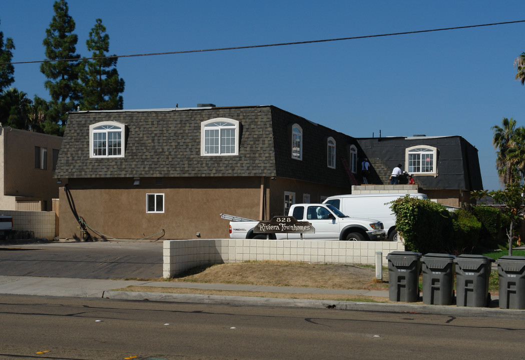 828 S Magnolia Ave in El Cajon, CA - Foto de edificio