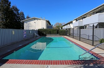 Country Lane Apartments in Fremont, CA - Foto de edificio - Building Photo