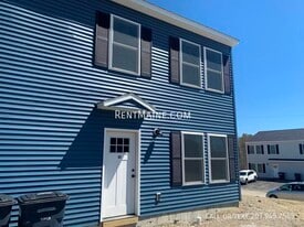 66 Wildwood Dr in Bangor, ME - Building Photo