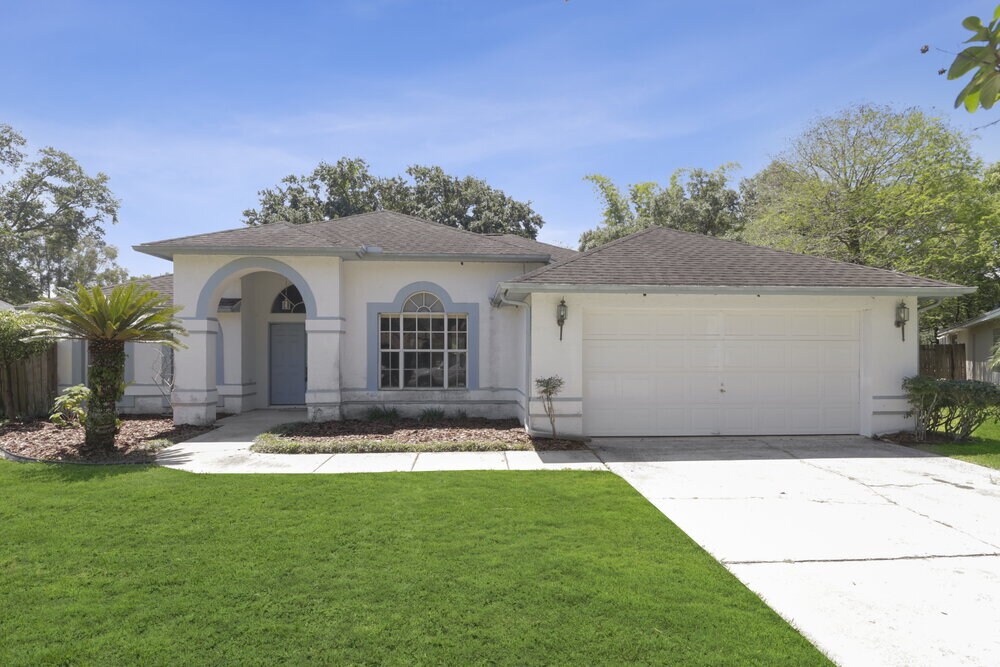 910 Clearcreek Dr in Tampa, FL - Foto de edificio