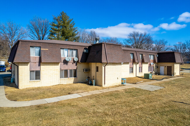 100 S 8th St in Carlisle, IA - Foto de edificio - Building Photo