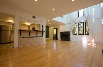 702 Mainsail Ln in Secaucus, NJ - Building Photo - Building Photo