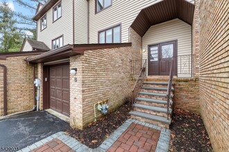 33 Stockton Ct in Morris Plains, NJ - Building Photo - Building Photo