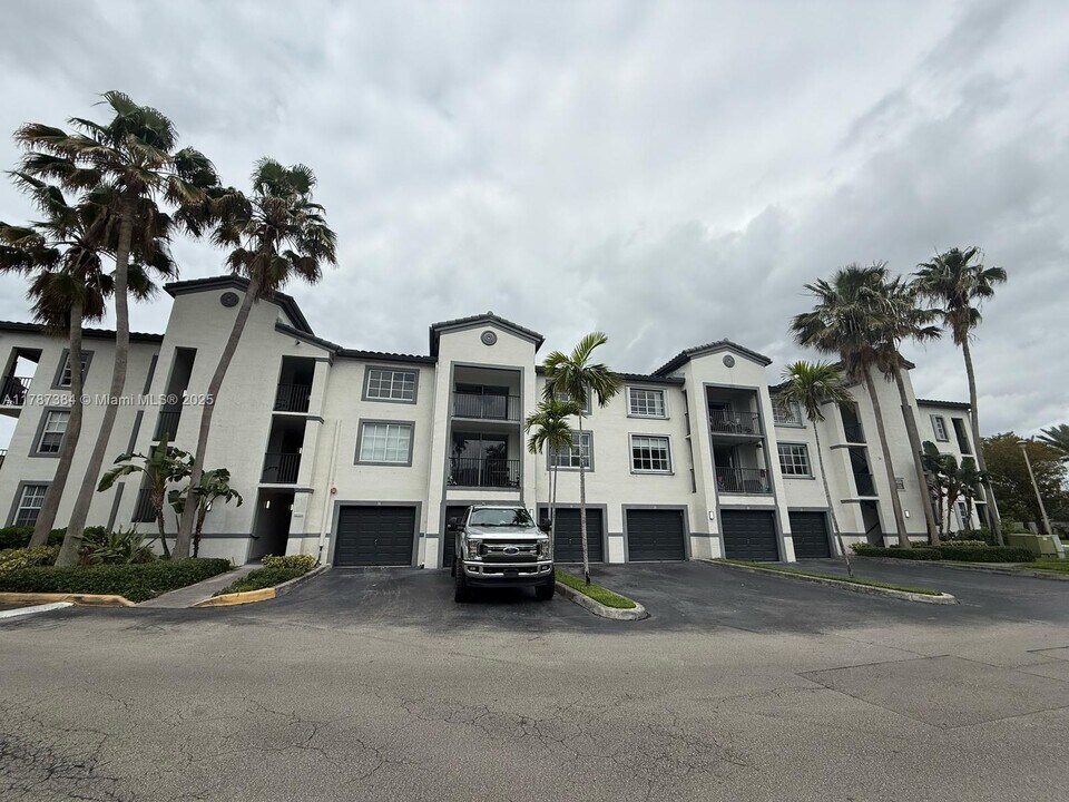 4320 NW 107th Ave, Unit 303-1 in Doral, FL - Building Photo