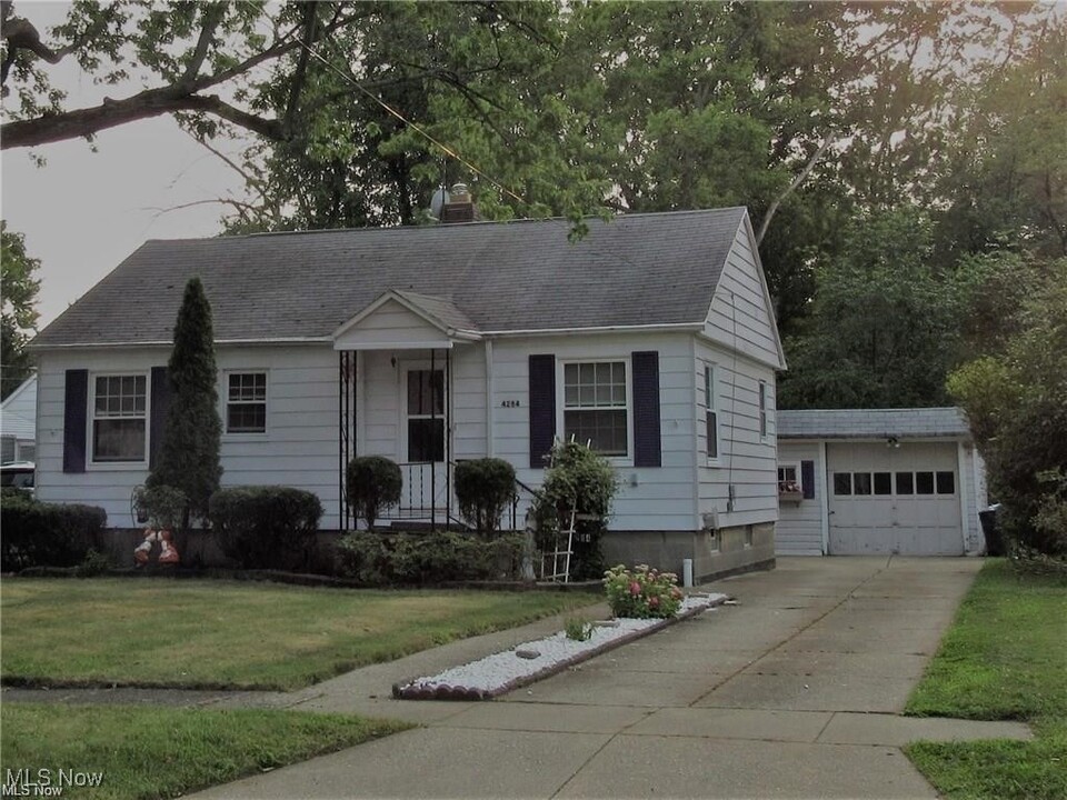 4284 Buckeye Ave in Willoughby, OH - Building Photo