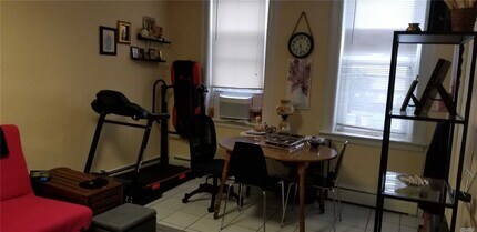 180 Jericho Turnpike-Unit -2F in Floral Park, NY - Foto de edificio - Building Photo
