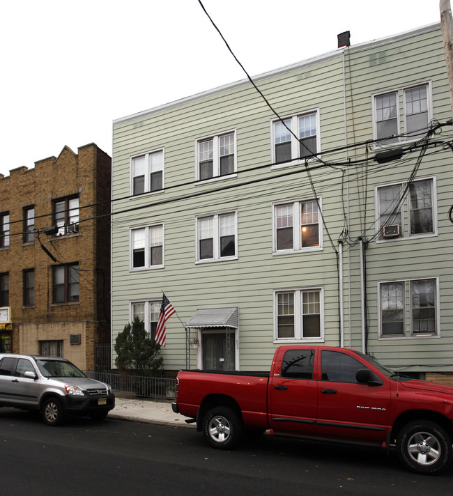 233 Liberty Ave in Jersey City, NJ - Foto de edificio - Building Photo