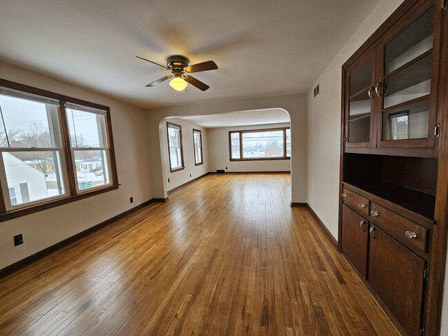 825 S Walnut St, Unit 2nd Floor in Urbana, OH - Foto de edificio - Building Photo