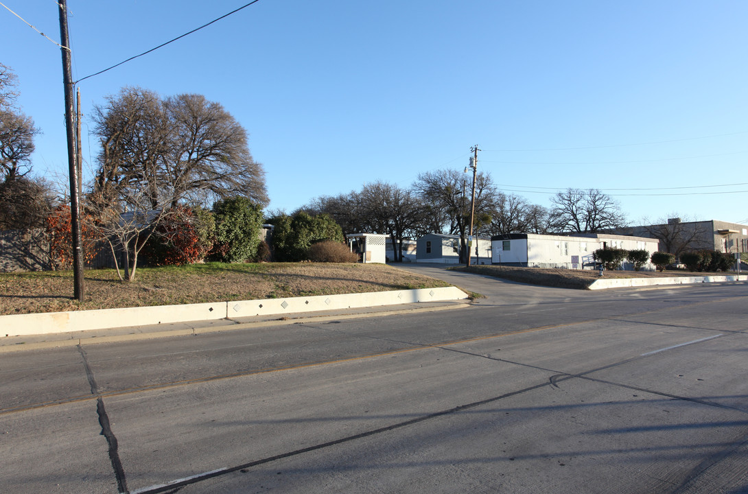 Petty's Mobile Home Park in Irving, TX - Foto de edificio