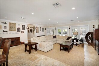 6461 SW 74th St in South Miami, FL - Foto de edificio - Building Photo