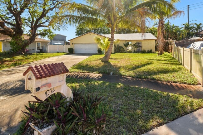 1072 Fernlea Dr in West Palm Beach, FL - Foto de edificio - Building Photo