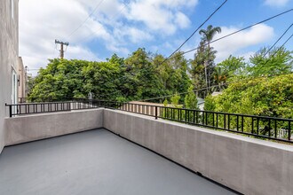 4337 Dixie Canyon Ave in Sherman Oaks, CA - Foto de edificio - Building Photo