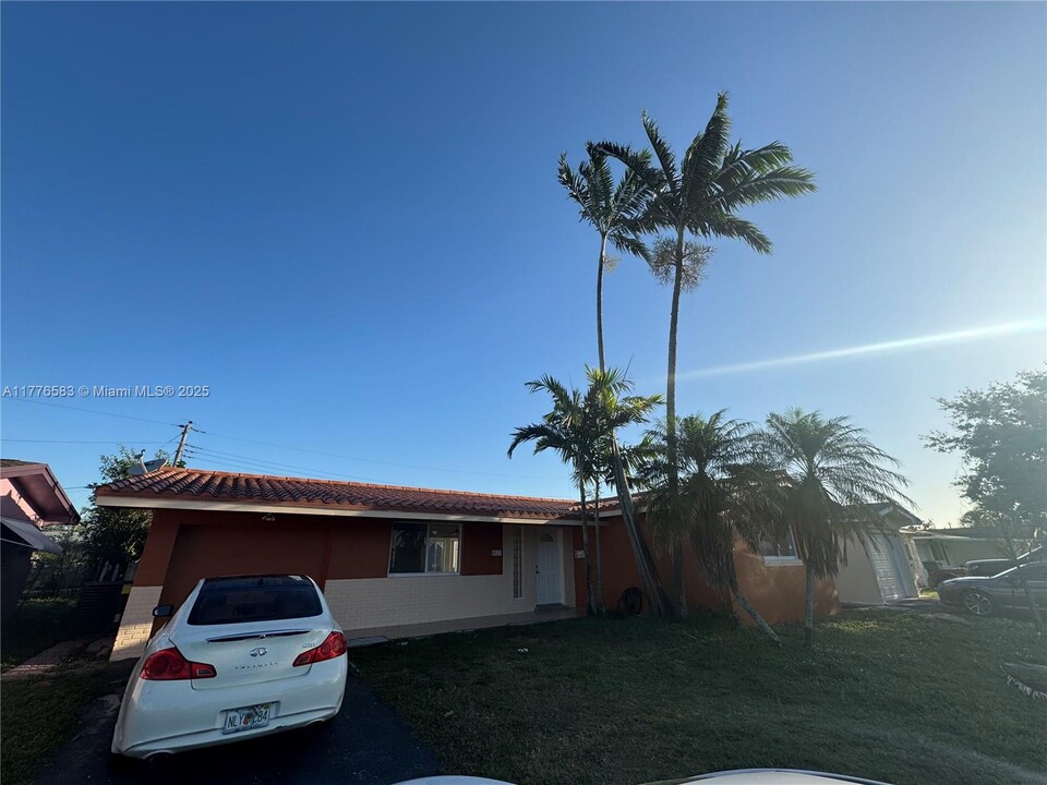 8511 NW 11th St in Pembroke Pines, FL - Building Photo