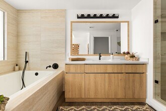 Eddy Redondo Residences in Redondo Beach, CA - Foto de edificio - Building Photo