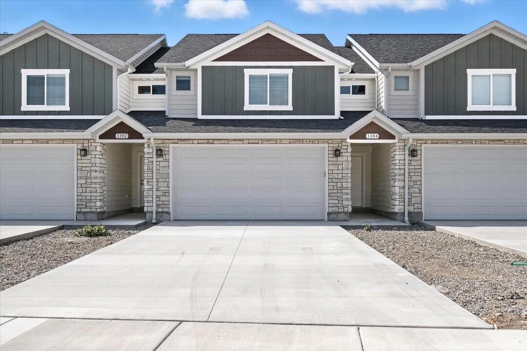 1200 South 1050 East in Garland, UT - Foto de edificio
