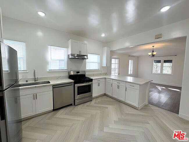 126 S Hamilton Dr in Beverly Hills, CA - Building Photo - Building Photo