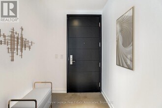 488 University Ave in Toronto, ON - Building Photo - Building Photo