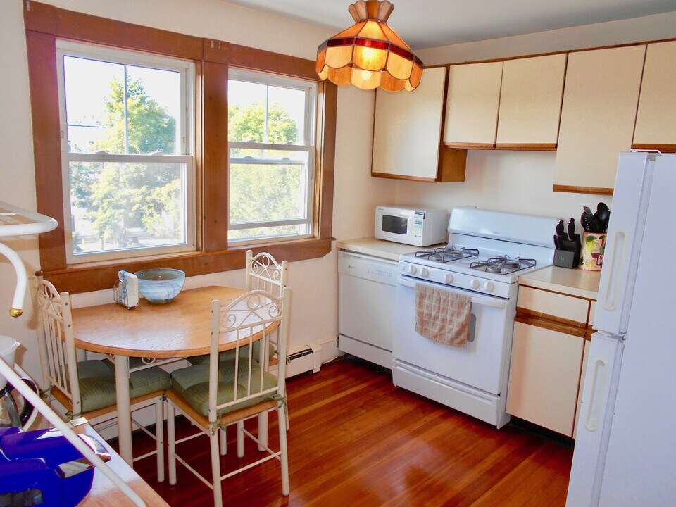 24 John St, Unit 4 in Newton, MA - Building Photo