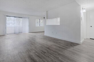 17204 Chatsworth St in Los Angeles, CA - Foto de edificio - Building Photo