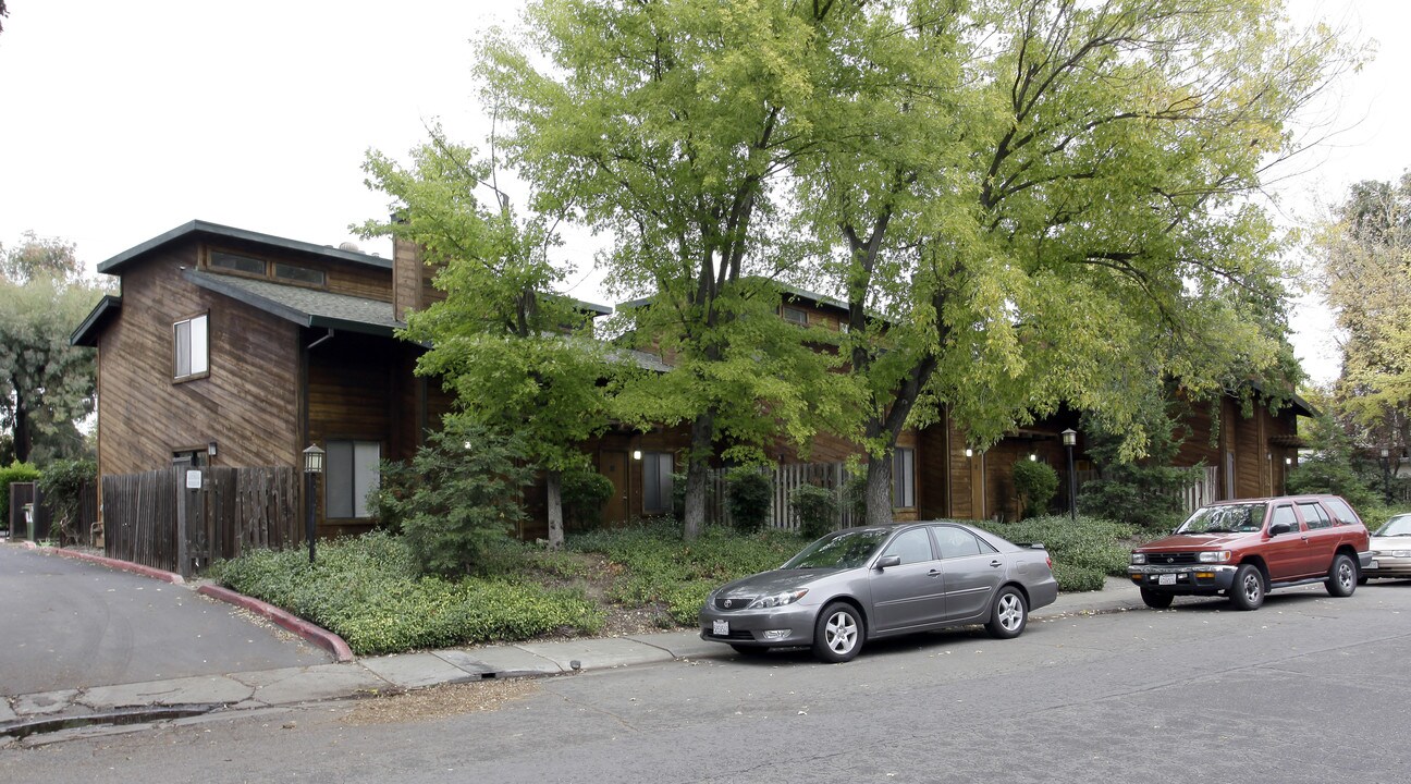 1311 Drake Dr in Davis, CA - Foto de edificio