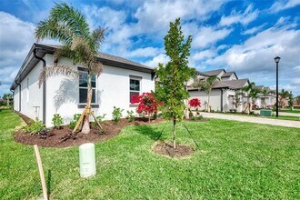 5825 Millennium Silver Ct in Sarasota, FL - Building Photo - Building Photo