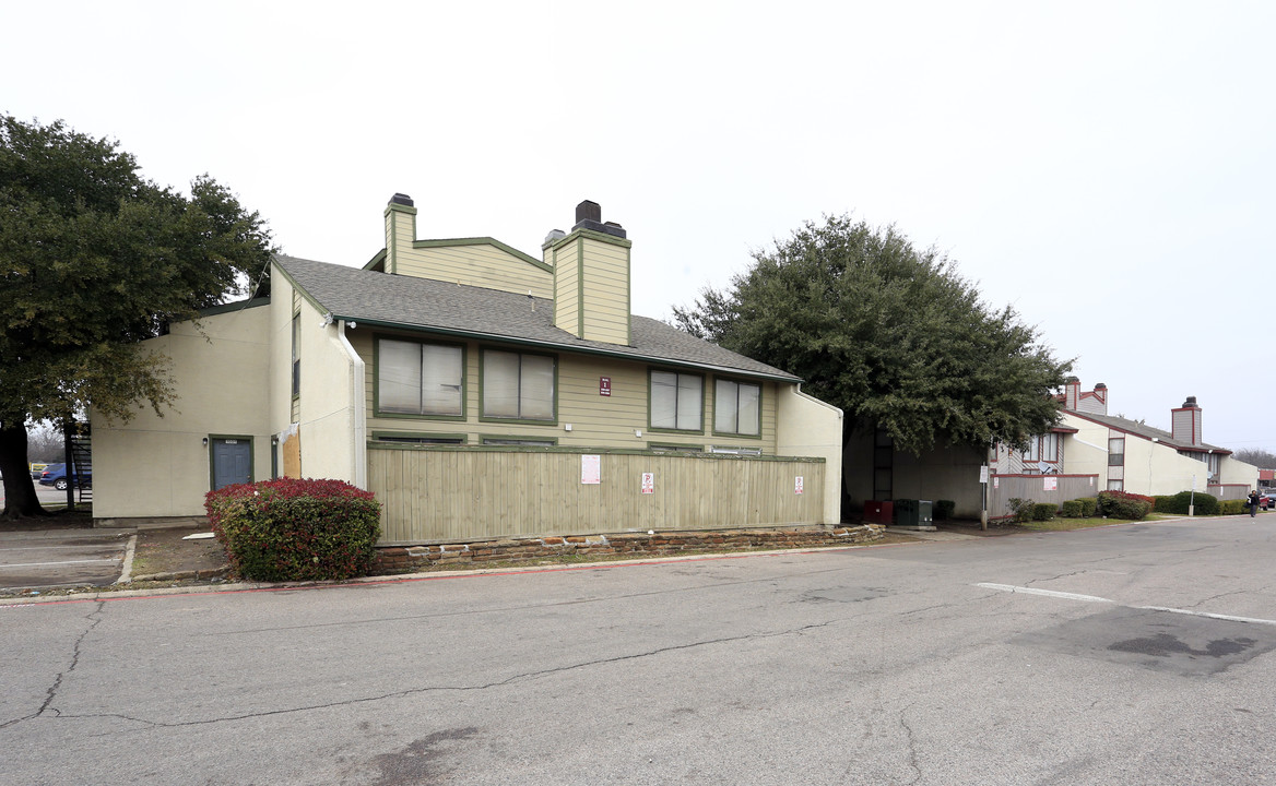 Spanish Brook in Dallas, TX - Building Photo