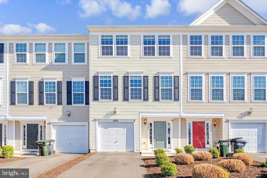 8261 Heritage Crossing Ct in Manassas, VA - Foto de edificio