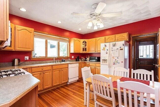 48 Sunset Rd, Unit 1 in Somerville, MA - Foto de edificio - Building Photo