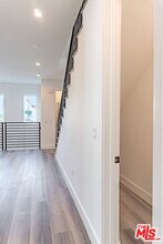 525 Normandie Ave-Unit -525 1/2 in Los Angeles, CA - Building Photo - Building Photo