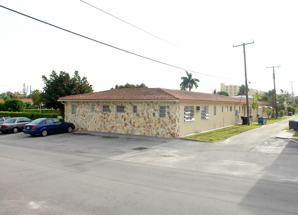 1008 NE 10th St in Hallandale Beach, FL - Building Photo