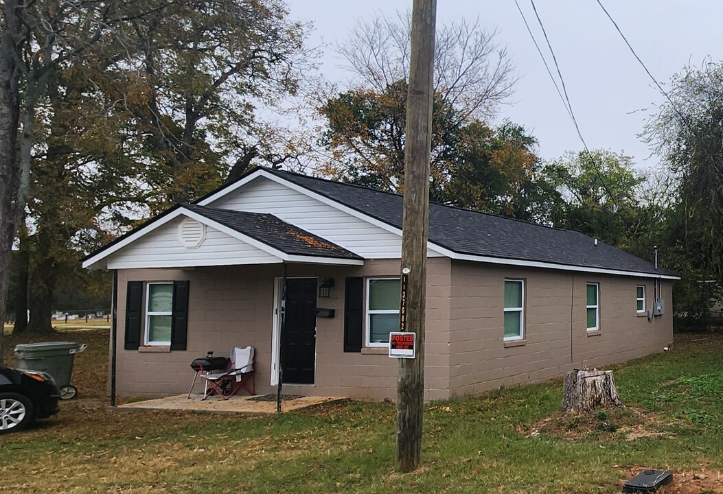 7 Poplar St in Hawkinsville, GA - Building Photo