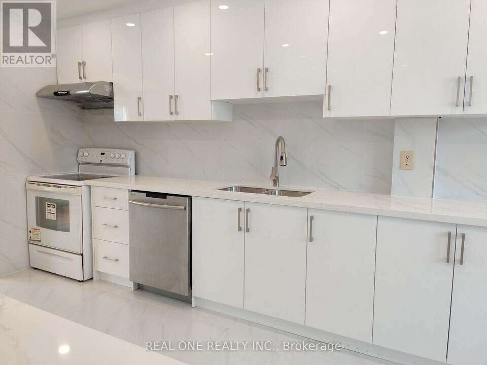 646 Village Pkwy in Markham, ON - Building Photo