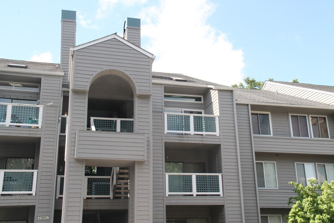 11741 Summerchase Cir in Reston, VA - Foto de edificio