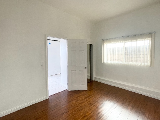 2177 W Crestwood Ln in Anaheim, CA - Foto de edificio - Building Photo