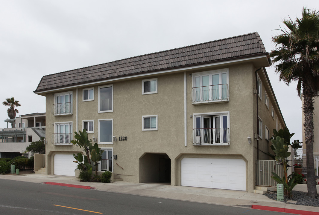 1220 Seacoast Dr in Imperial Beach, CA - Building Photo